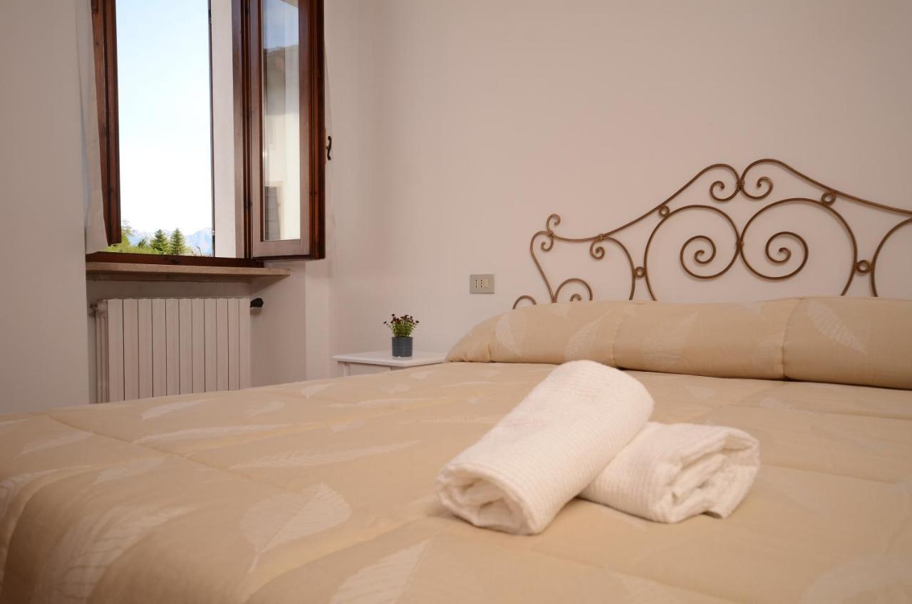 Corte Vezzola Tommaso Puegnago del Garda Esterno foto